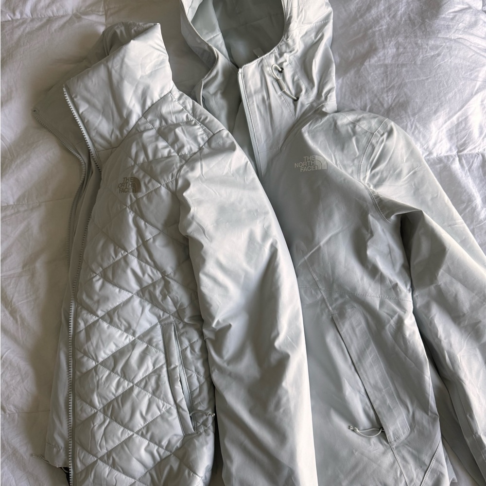 The North Face Women's Hooded Ski Jacket in Pale Gray